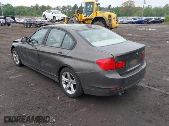 2013 BMW 3 Series 328i z VIN WBA3A5G53DNP24506, wystawiony jako IAAI lot #42289668 z przebiegiem 81 388 mil mil oraz . Historia ofert i sprzedaży dostępna na DreamBid. Obrazek 3.