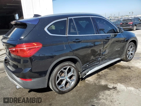 2017 BMW X1 sDrive28i z VIN WBXHU7C34HP924632, wystawiony jako Copart lot #56169005 z przebiegiem 203 811 mil mil oraz Czysty tytuł • Clean title. Historia ofert i sprzedaży dostępna na DreamBid. Obrazek 3.