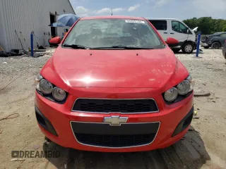 2014 Chevrolet Sonic LT z VIN 1G1JC5SH9E4173410, wystawiony jako Copart lot #55698145 z przebiegiem 97 106 mil mil oraz Nie do naprawy. Historia ofert i sprzedaży dostępna na DreamBid. Obrazek 5.