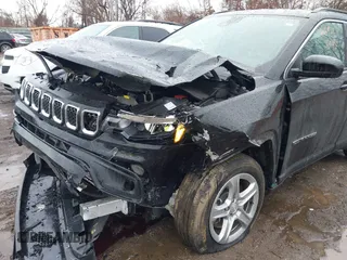 2023 Jeep Compass Latitude z VIN 3C4NJDBN4PT538846, wystawiony jako IAAI lot #41692514 z przebiegiem 13 057 mil mil oraz . Historia ofert i sprzedaży dostępna na DreamBid. Obrazek 6.