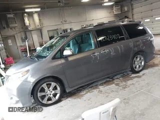 2013 Toyota Sienna SE с VIN 5TDXK3DC4DS355030, выставлен на аукционе IAAI как лот 42323907 с пробегом 190 836 миль миль и . История ставок и продаж доступна на DreamBid. Изображение 2.