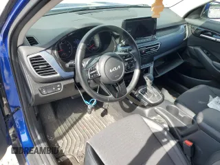 2023 Kia Seltos S z VIN KNDEU2AA7P7410521, wystawiony jako Copart lot #56796665 z przebiegiem 33 412 mil mil oraz Szkoda całkowita • Salvage title. Historia ofert i sprzedaży dostępna na DreamBid. Obrazek 8.
