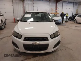 2012 Chevrolet Sonic LT z VIN 1G1JC5SH3C4105827, wystawiony jako IAAI lot #41580695 z przebiegiem 193 398 mil mil oraz . Historia ofert i sprzedaży dostępna na DreamBid. Obrazek 12.