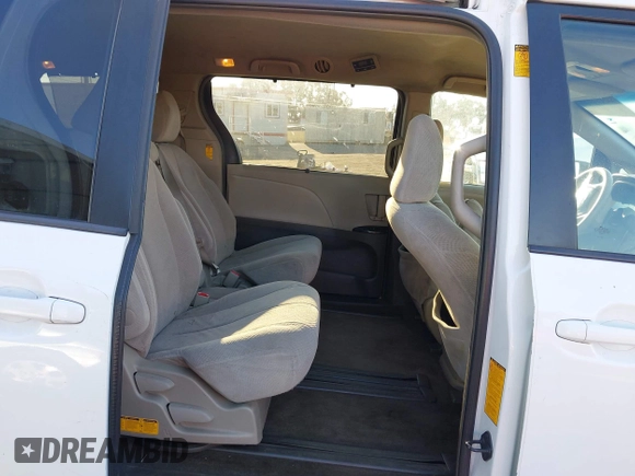 2014 Toyota Sienna LE AAS z VIN 5TDKK3DC9ES460142, wystawiony jako IAAI lot #42140187 z przebiegiem 150 616 mil mil oraz . Historia ofert i sprzedaży dostępna na DreamBid. Obrazek 8.