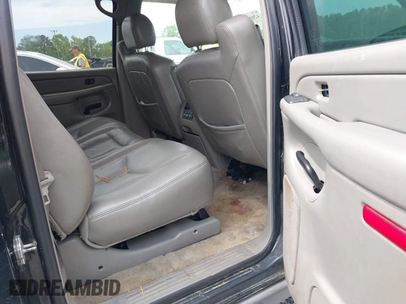2006 Chevrolet Suburban LS w/1WT with VIN 1GNEC16Z36J176432, listed as a IAAI auction lot 42053552 with 364,087 mi miles. Bid and sale history available at carsss.com. Image 8.