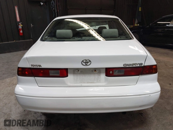 1999 Toyota Camry LE z VIN 4T1BG22K1XU888402, wystawiony jako IAAI lot #42483791 z przebiegiem 149 512 mil mil oraz . Historia ofert i sprzedaży dostępna na DreamBid. Obrazek 16.