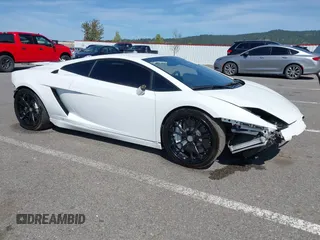 2009 Lamborghini Gallardo z VIN ZHWGU54T59LA07777, wystawiony jako IAAI lot #39749159 z przebiegiem 8730 mil mil oraz . Historia ofert i sprzedaży dostępna na DreamBid. Obrazek 1.