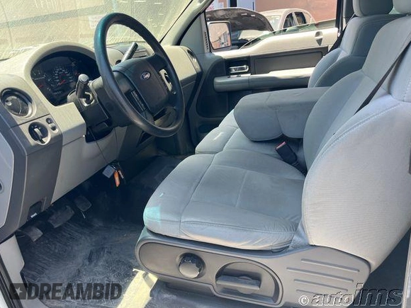 2007 Ford F-150 XLT z VIN 1FTPX12577NA29467, wystawiony jako IAAI lot #42821257 z przebiegiem 232 996 mil mil oraz . Historia ofert i sprzedaży dostępna na DreamBid. Obrazek 4.