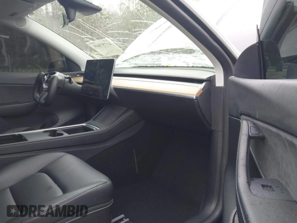 2021 Tesla Model Y Performance z VIN 5YJYGDEF8MF209819, wystawiony jako IAAI lot #41757009 z przebiegiem 37 685 mil mil oraz . Historia ofert i sprzedaży dostępna na DreamBid. Obrazek 5.