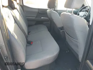 2021 Toyota Tacoma SR z VIN 3TYAX5GN2MT020997, wystawiony jako IAAI lot #40991578 z przebiegiem 81 509 mil mil oraz . Historia ofert i sprzedaży dostępna na DreamBid. Obrazek 8.