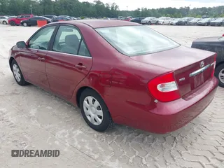 2002 Toyota Camry LE z VIN 4T1BE30K32U110304, wystawiony jako IAAI lot #42357455 z przebiegiem 221 389 mil mil oraz . Historia ofert i sprzedaży dostępna na DreamBid. Obrazek 3.