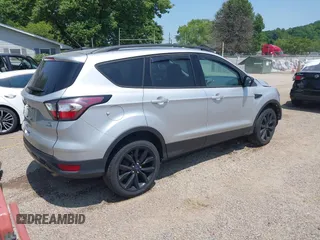 2017 Ford Escape SE z VIN 1FMCU9G95HUD37371, wystawiony jako IAAI lot #42393304 z przebiegiem 76 039 mil mil oraz . Historia ofert i sprzedaży dostępna na DreamBid. Obrazek 4.