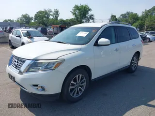 2015 Nissan Pathfinder S z VIN 5N1AR2MN2FC686217, wystawiony jako IAAI lot #42491000 z przebiegiem 144 092 mil mil oraz . Historia ofert i sprzedaży dostępna na DreamBid. Obrazek 2.