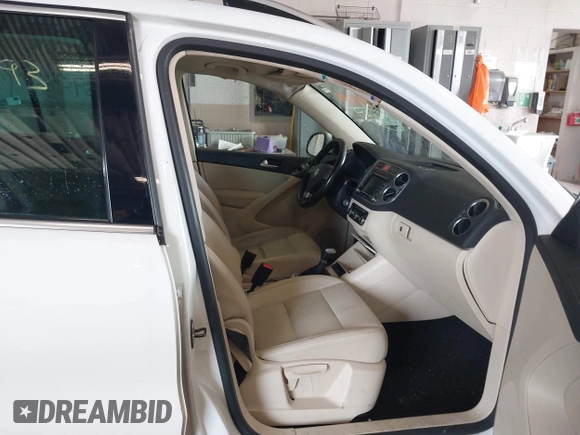 2010 Volkswagen Tiguan SEL with VIN WVGAV7AX6AW514729, listed as a IAAI auction lot 42433993 with 185,980 mi miles and . Bid and sale history available at DreamBid. Image 5.