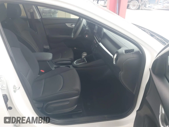 2023 Kia Forte LXS z VIN 3KPF24AD4PE612653, wystawiony jako IAAI lot #41660877 z przebiegiem 16 920 mil mil oraz . Historia ofert i sprzedaży dostępna na DreamBid. Obrazek 5.