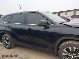 2020 Toyota Highlander XLE with VIN 5TDHZRBH7LS025107, listed as a IAAI auction lot 41236242 with 68,646 mi miles. Bid and sale history available at carsss.com. Image 13.