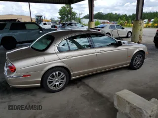 2003 Jaguar S-Type z VIN SAJEA01U53HM58399, wystawiony jako Copart lot #62006044 z przebiegiem 86 841 mil mil oraz Szkoda całkowita • Salvage title. Historia ofert i sprzedaży dostępna na DreamBid. Obrazek 3.