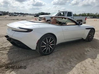 2020 Aston Martin DB11 z VIN SCFRMFCWXLGM09361, wystawiony jako Copart lot #80071914 z przebiegiem 10 972 mil mil oraz Szkody całkowita. Historia ofert i sprzedaży dostępna na DreamBid. Obrazek 3.