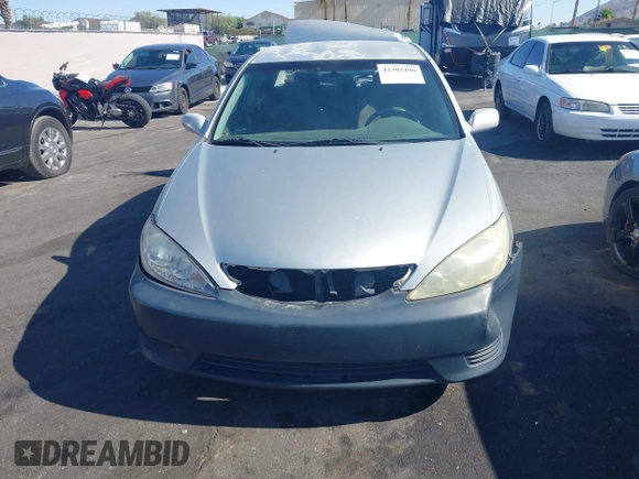 2005 Toyota Camry STD z VIN 4T1BE32K95U419292, wystawiony jako IAAI lot #42302496 z przebiegiem 233 632 mil mil oraz . Historia ofert i sprzedaży dostępna na DreamBid. Obrazek 6.