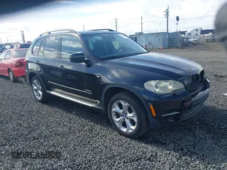 2013 BMW X5 xDrive50i z VIN 5UXZV8C51DL426944, wystawiony jako IAAI lot #41911303 z przebiegiem 106 266 mil mil oraz . Historia ofert i sprzedaży dostępna na DreamBid. Obrazek 1.