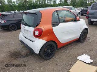 2016 Smart fortwo Passion z VIN WMEFJ5DA0GK068810, wystawiony jako IAAI lot #42344913 z przebiegiem 68 724 mil mil oraz . Historia ofert i sprzedaży dostępna na DreamBid. Obrazek 4.