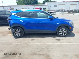2022 Kia Seltos EX z VIN KNDERCAA8N7289826, wystawiony jako IAAI lot #39743322 z przebiegiem 34 187 mil mil oraz . Historia ofert i sprzedaży dostępna na DreamBid. Obrazek 13.