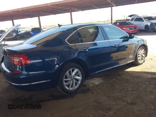 2018 Volkswagen Passat SE z VIN 1VWBA7A3XJC042079, wystawiony jako IAAI lot #42110143 z przebiegiem 74 161 mil mil oraz . Historia ofert i sprzedaży dostępna na DreamBid. Obrazek 4.