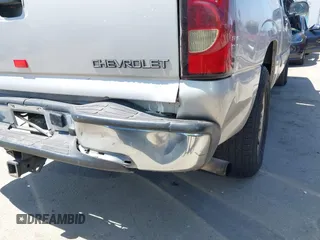 2005 Chevrolet Silverado 1500 LS z VIN 2GCEC13T651144009, wystawiony jako IAAI lot #42256681 z przebiegiem 116 074 mil mil oraz . Historia ofert i sprzedaży dostępna na DreamBid. Obrazek 19.