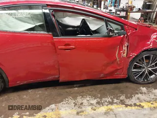 2024 Toyota Prius LE z VIN JTDADABU8R3013976, wystawiony jako IAAI lot #41621800 z przebiegiem 7475 mil mil oraz . Historia ofert i sprzedaży dostępna na DreamBid. Obrazek 19.