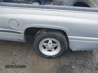 1999 Dodge 1500 z VIN 1B7HC13Z2XJ568376, wystawiony jako IAAI lot #42208937 z przebiegiem 232 834 mil mil oraz . Historia ofert i sprzedaży dostępna na DreamBid. Obrazek 21.