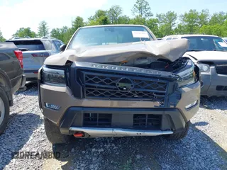 2023 Nissan Frontier Pro-4X z VIN 1N6ED1EK1PN602636, wystawiony jako IAAI lot #42018405 z przebiegiem 58 012 mil mil oraz . Historia ofert i sprzedaży dostępna na DreamBid. Obrazek 12.