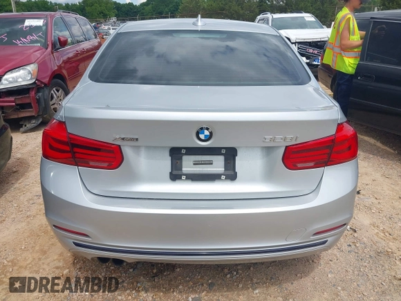 2016 BMW 3 Series 328i xDrive z VIN WBA8E3G55GNU04266, wystawiony jako IAAI lot #42236619 z przebiegiem Nie podano mil oraz . Historia ofert i sprzedaży dostępna na DreamBid. Obrazek 16.
