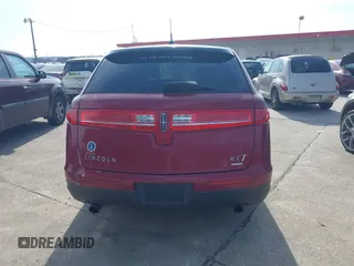 2014 Lincoln MKT EcoBoost z VIN 2LMHJ5AT9EBL55440, wystawiony jako IAAI lot #41589967 z przebiegiem 194 408 mil mil oraz . Historia ofert i sprzedaży dostępna na DreamBid. Obrazek 16.