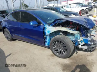 2025 Tesla Model 3 Long Range z VIN 5YJ3E1EB3SF907019, wystawiony jako IAAI lot #42117014 z przebiegiem 3 323 mil mil oraz . Historia ofert i sprzedaży dostępna na DreamBid. Obrazek 1.