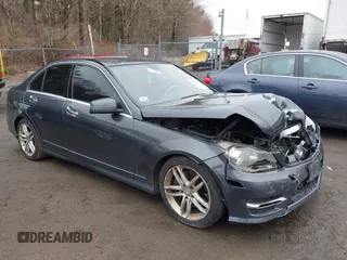 2013 Mercedes-Benz C 300 Sport z VIN WDDGF8AB0DR277122, wystawiony jako IAAI lot #42018059 z przebiegiem 274 860 mil mil oraz . Historia ofert i sprzedaży dostępna na DreamBid. Obrazek 1.