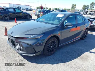 2025 Toyota Camry LE z VIN 4T1DAACK4SU572097, wystawiony jako IAAI lot #41827762 z przebiegiem 8 106 mil mil oraz . Historia ofert i sprzedaży dostępna na DreamBid. Obrazek 17.