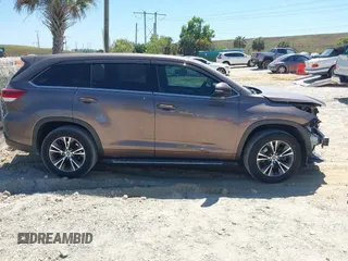 2018 Toyota Highlander LE z VIN 5TDZARFH0JS041636, wystawiony jako IAAI lot #41834037 z przebiegiem 73 004 mil mil oraz . Historia ofert i sprzedaży dostępna na DreamBid. Obrazek 14.