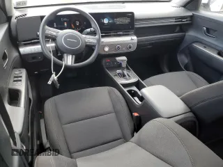 2025 Hyundai Kona SE with VIN KM8HACAB8SU221628, listed as a Copart auction lot 43034825 with 895 mi miles and Salvage Title. Bid and sale history available at carsss.com. Image 8.