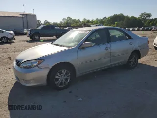 2006 Toyota Camry LE z VIN 4T1BF32K46U114958, wystawiony jako Copart lot #53374395 z przebiegiem 243 825 mil mil oraz Czysty tytuł • Clean title. Historia ofert i sprzedaży dostępna na DreamBid. Obrazek 1.