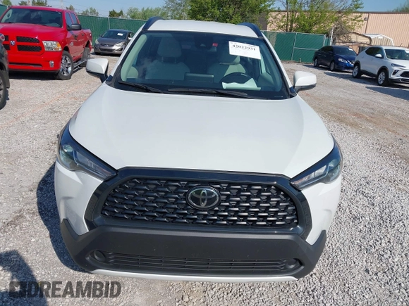 2022 Toyota Corolla Cross LE z VIN 7MUCAAAG3NV012231, wystawiony jako IAAI lot #42022931 z przebiegiem 30 335 mil mil oraz . Historia ofert i sprzedaży dostępna na DreamBid. Obrazek 6.