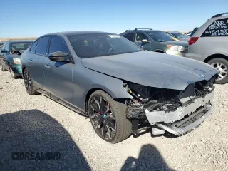 2024 BMW i5 M60 z VIN WBY43FK07RCR13048, wystawiony jako Copart lot #71660944 z przebiegiem 5545 mil mil oraz Szkody całkowita. Historia ofert i sprzedaży dostępna na DreamBid. Obrazek 4.
