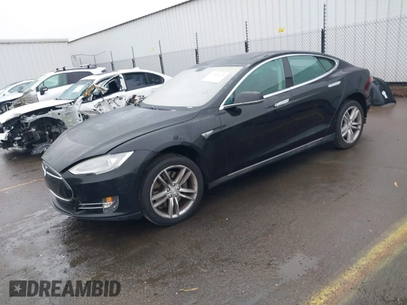 2013 Tesla Model S с VIN 5YJSA1CN0DFP20408, выставлен на аукционе IAAI как лот 41524470 с пробегом Не указан миль и . История ставок и продаж доступна на DreamBid. Изображение 18.