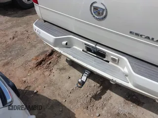 2006 Cadillac Escalade EXT z VIN 3GYEK62N46G212572, wystawiony jako IAAI lot #41972296 z przebiegiem 159 861 mil mil oraz . Historia ofert i sprzedaży dostępna na DreamBid. Obrazek 12.
