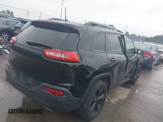2018 Jeep Cherokee Latitude z VIN 1C4PJMCX2JD549818, wystawiony jako IAAI lot #42633416 z przebiegiem 74 290 mil mil oraz . Historia ofert i sprzedaży dostępna na DreamBid. Obrazek 4.