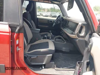 2023 Ford Bronco z VIN 1FMDE5BH8PLB24394, wystawiony jako IAAI lot #42449638 z przebiegiem 96 046 mil mil oraz . Historia ofert i sprzedaży dostępna na DreamBid. Obrazek 5.