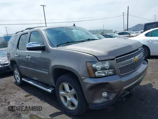 2013 Chevrolet Tahoe LTZ z VIN 1GNSKCE0XDR373858, wystawiony jako IAAI lot #42456875 z przebiegiem 297 084 mil mil oraz . Historia ofert i sprzedaży dostępna na DreamBid. Obrazek 1.