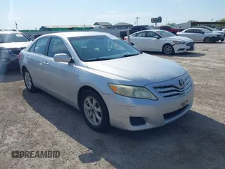 2011 Toyota Camry LE z VIN 4T1BF3EKXBU180291, wystawiony jako IAAI lot #42037125 z przebiegiem 242 462 mil mil oraz . Historia ofert i sprzedaży dostępna na DreamBid. Obrazek 1.