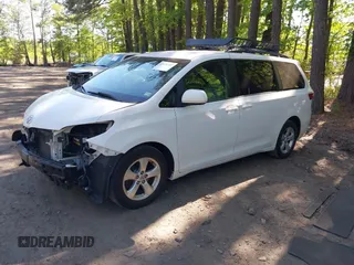 2016 Toyota Sienna LE AAS z VIN 5TDKK3DC4GS690593, wystawiony jako IAAI lot #42134347 z przebiegiem 175 063 mil mil oraz . Historia ofert i sprzedaży dostępna na DreamBid. Obrazek 2.