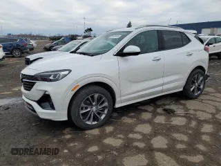 2021 Buick Encore GX Essence z VIN KL4MMGSL0MB112582, wystawiony jako Copart lot #50133965 z przebiegiem 36 509 mil mil oraz Czysty tytuł • Clean title. Historia ofert i sprzedaży dostępna na DreamBid. Obrazek 1.