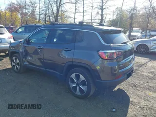 2017 Jeep Compass Latitude z VIN 3C4NJDBB9HT667415, wystawiony jako IAAI lot #40755033 z przebiegiem 106 943 mil mil oraz . Historia ofert i sprzedaży dostępna na DreamBid. Obrazek 3.